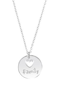 Collana d'argento con un pendente rotondo che presenta una forma a cuore incisa e la parola "famiglia" sotto di essa. I link della catena sono testurizzati.
