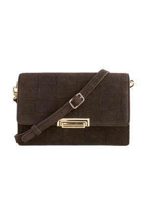 Sac bandoulière en cuir brun foncé texturé avec sangle réglable et fermoir rectangulaire en métal doré sur le rabat avant.