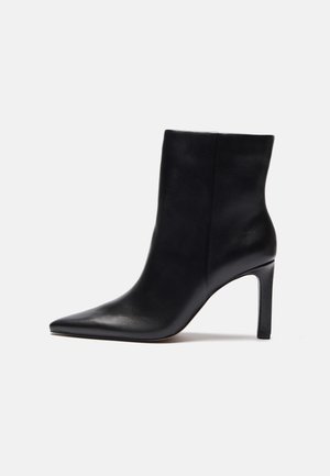 Korolliset nilkkurit - black