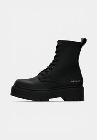 Bottines noires en cuir texturé, dotées d'une semelle plateforme épaisse, d'un design à lacets et d'un détail en or portant le logo "REPLAY".