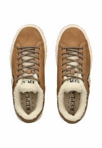 Sneaker in pelle marrone con suole in gomma bianca, lacci a fantasia e fodera bianca morbida, viste dall'alto.