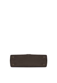 Bolso de ante marrón con una base plana, esquinas redondeadas y acentos de hardware en bronce cerca de la parte inferior. Textura suave con un diseño minimalista.