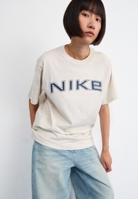Nike Sportswear PHOENIX TEE - Camiseta estampada - orewood