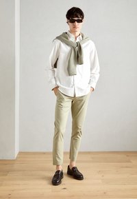 Lindbergh CROPPED PANTS - Trousers - olive