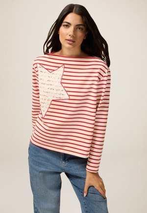 Rood-witte gestreepte lange mouw top met een grote kanten ster patch op de borst, gemaakt van zacht materiaal, met een ontspannen fit.
