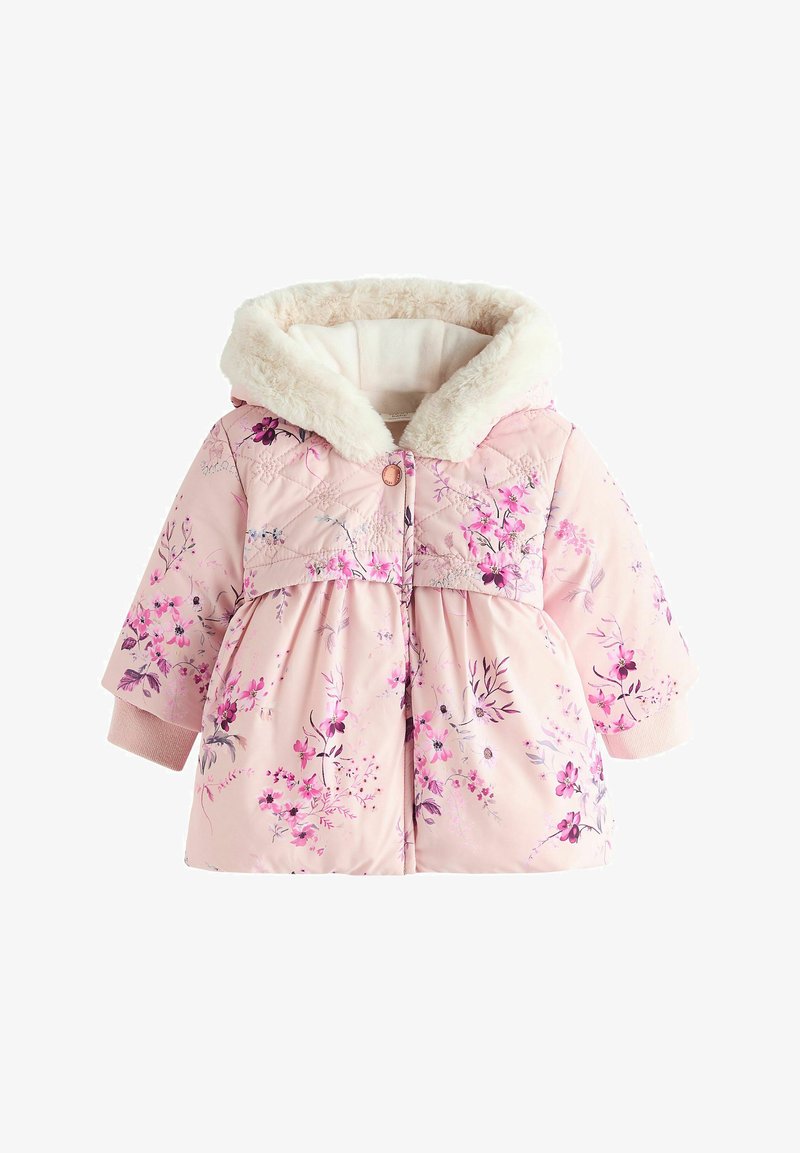 Cappotto trapuntato rosa con motivi floreali, cappuccio foderato in pelliccia e maniche lunghe. Presenta una chiusura con bottoni e una linea della vita arricciata.