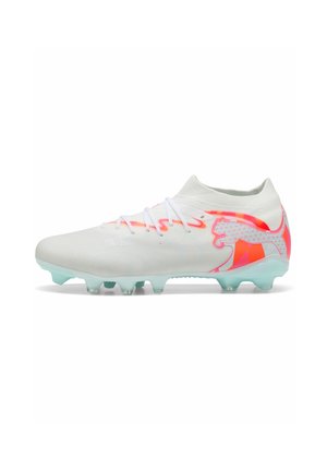 Hvid fodboldstøvle med lyseblå knopper, snørebånd og neon pink-orange accenter inklusive en puma-logo på hæl siden.