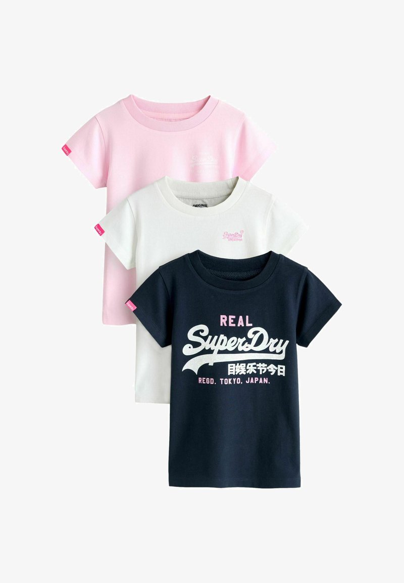 Ensemble de trois t-shirts à manches courtes : un rose, un blanc et un bleu marine, en coton avec des logos imprimés aux couleurs contrastantes.