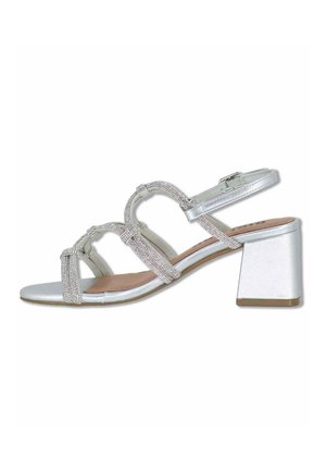 Sandalo argentato con punta aperta, tacco a blocco, tre cinturini decorati con strass e cinturino regolabile alla caviglia con fibbia.