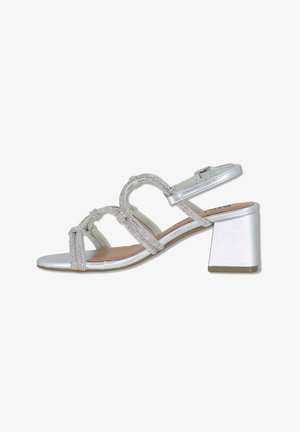 Sandalo argentato con punta aperta, tacco a blocco, tre cinturini decorati con strass e cinturino regolabile alla caviglia con fibbia.