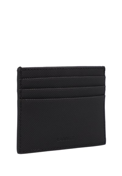 Porte-cartes en cuir noir avec surface texturée, comportant plusieurs emplacements pour cartes et une forme rectangulaire élégante. Marquage minimaliste affiché.