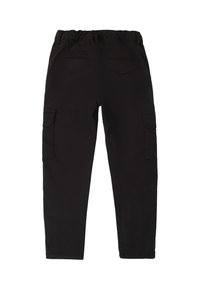 Pantalones cargo negros con una cinturilla elástica, dos bolsillos laterales y dos bolsillos traseros. Tejido suave con un corte casual.