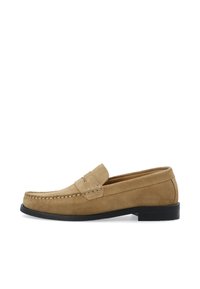 Tanfarbene Wildleder-Loafer mit einer genähten Akzentnaht an der Vorderseite, runder Zehenform und schwarzer Gummisohle. Klassisches Design, schlicht und funktional.