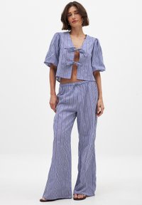 NA-KD TIE FRONT V NECK - Bluse - blue white