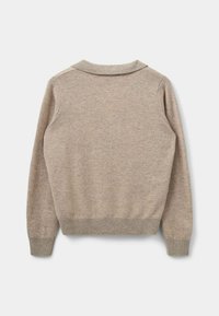 Maglione beige a maglia con una texture morbida, caratterizzato da un colletto classico, polsini e orlo a costine, mostrato da dietro.