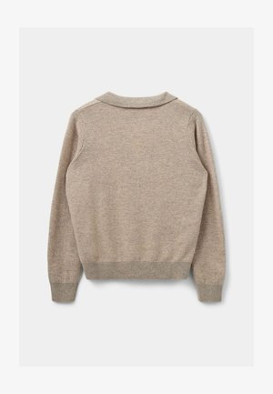 Bežani pleteni pulover s mekim materijalom, s klasičnim ovratnikom, rebrastim manžetama i rubovima, prikazan sa stražnje strane.