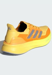 adidas Performance ULTRABOOST 5 - Katujuoksukengät - spark   halo silver   lucid lemon