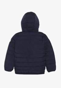 Navy blue ocieplana kurtka z kapturem, z poziomym pikowanym wzorem i elastycznymi mankietami. Gładka tekstura, brak widocznych elementów metalowych lub akcentów.