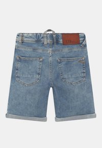 Lichtblauwe denim shorts met een omgevouwen zoom, vijf zakken en een bruin leren merklabel op de achterkant van de tailleband.