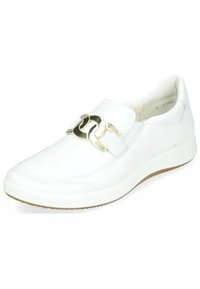 Weiße Leder-Slipper mit runder Zehenpartie, strukturiertem Detail, dekorativer metallischer Schnalle und einer Gummisohle mit einem braunen Akzent.
