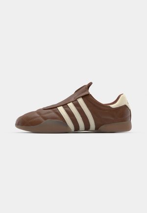 adidas Originals TAEKWONDO MEI - Chaussons - preloved brown/cream white