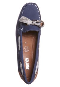 Mocassin bleu marine avec coutures blanches, lacets beige noués en nœud, et semelle intérieure marron portant la marque "ara".