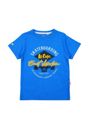 T-shirt bleu à manches courtes avec le texte "Skateboarding Lee Cooper East London Legendary Urban Team" et un graphisme de skateboard à l'avant.