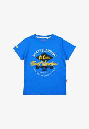 T-shirt bleu à manches courtes avec le texte "Skateboarding Lee Cooper East London Legendary Urban Team" et un graphisme de skateboard à l'avant.