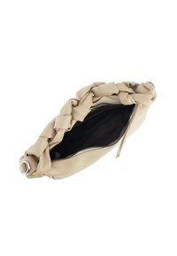 Beige leren handtas met een geweven bovenaccent, voorzien van een zilveren ritssluiting en een zwarte binnenvoering. De vorm is afgerond en zacht.