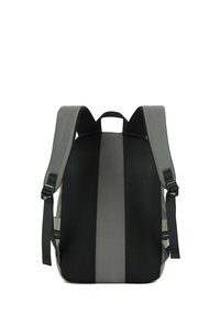 Grijze en zwarte rugzak met een gestroomlijnd ontwerp, voorzien van mesh stofpanelen en verstelbare schouderbanden. Inclusief een zijvak.