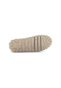 Beige schoenzool met dik, robuust profiel. Kenmerkt zich door groeven en ribbels voor grip, vervaardigd uit duurzaam rubbermateriaal.