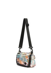 Crossbody-väska i flerfärgad tyg med abstrakta mönster, med svart kedjedetalj och justerbar rem. Dragkedjestängning på toppen.