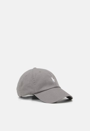 Casquette de baseball grise avec visière incurvée et petit logo blanc brodé sur le panneau avant, présentée sur un fond clair uni.
