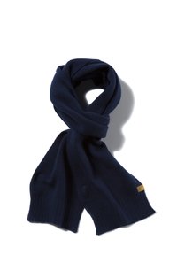 Marineblau gestrickter Schal aus weicher Wolle, mit gerippten Enden und einem kleinen Markenetikett, sanft in einer lockeren Schleife gedreht.