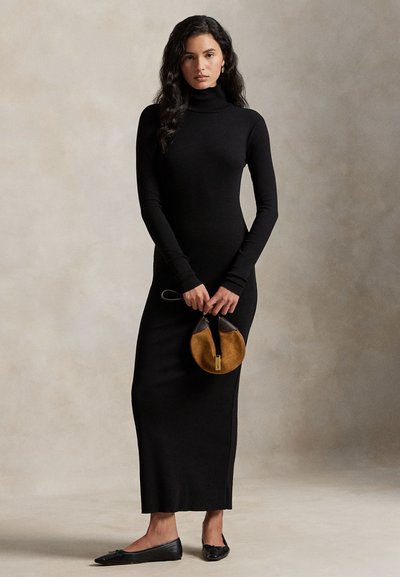 Μαύρο φόρεμα με ζιβάγκο και μακριά μανίκια, με λείο ύφασμα και στενή γραμμή. Συνδυασμένο με καφέ και μαύρη στρογγυλή τσάντα και φλατ παπούτσια.