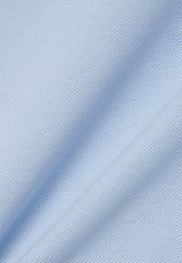 Vaaleansininen teksturoitu kangas hienolla verkkokuviolla, jossa on sileä, pehmeä rakenne ja kevyt, joustava laskeutuvuus.