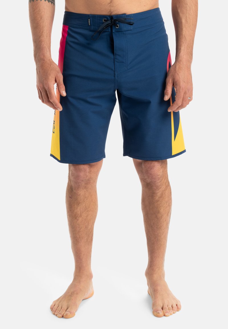 Granatowe szorty kąpielowe z talią na sznurku, z żółtymi i różowymi akcentami po bokach, wykonane z lekkiego, szybko schnącego materiału.