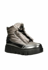 Wysokie, metalizowane srebrne trampki z grubą czarną podeszwą, wyścieloną kostką, czarnymi sznurowadłami i subtelnym logo na wyściełanym języku.
