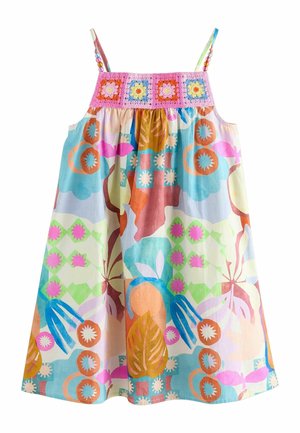 Ærmeløs farverig kjole med blomster- og abstrakte mønstre, pink hæklet halskant og tynde stropper med dekorative perler.