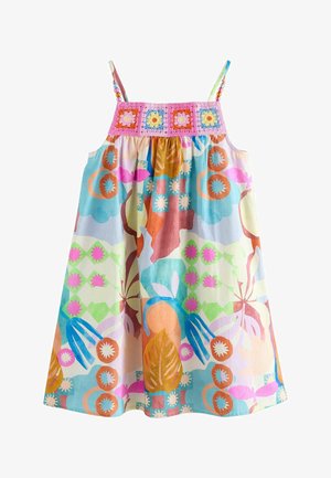 Kolorowa sukienka bez rękawów z kwiatowymi i abstrakcyjnymi wzorami, różowym szydełkowanym dekoltem oraz cienkimi ramiączkami z ozdobnymi koralikami.