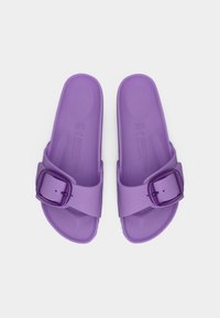 Ζευγάρι μωβ σανδάλια Birkenstock slide μ ε ρυθμιζόμενες ιμάντες με αγκράφα σε λευκό φόντο, μέγεθος 37.