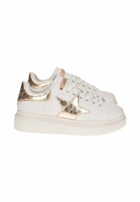 Sneaker bianche con un design a stella in metallo dorato testurizzato, dettagli dorati sul tallone e una suola bianca spessa. Presenta lacci piatti.