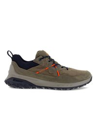 Scarpa da trekking verde oliva con accenti in rete blu navy, dettagli arancioni e una spessa suola in gomma grigia. Presenta un design con lacci e una parte superiore perforata.