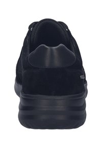 Černé tenisky s svrškem z jemné kůže, texturovaným opěrným dílem, polstrovaným límcem a silnou gumovou podrážkou pro pohodlí a oporu.