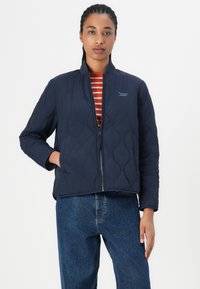 Tommy Jeans ONION QUILT JACKET - Light jacket - dark night navy