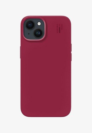 Maroon obal na telefon s výřezy pro dva fotoaparáty a značkovou etiketu, vystavený s hladkou texturou a minimalistickým designem.