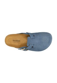 Sabots en daim bleu avec une semelle intérieure contournée en tan, présentant une lanière en cuir et un détail de boucle en métal. Texture lisse avec un design à bout arrondi.