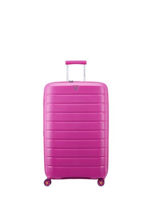 Maleta rígida de color rosa brillante con ranuras horizontales, asa telescópica y cuatro ruedas giratorias.