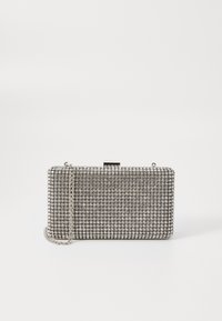 Clutch-Tasche, bedeckt mit silbernen Strasssteinen, rechteckige Form, Metallverschluss und eine Kettenriemen. Glatte Textur mit reflektierender Oberfläche.