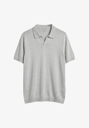 Hellgraues Poloshirt mit kurzen Ärmeln, V-Ausschnitt-Kragen sowie geripptem Saum und Bündchen, flach auf weißem Hintergrund liegend dargestellt.